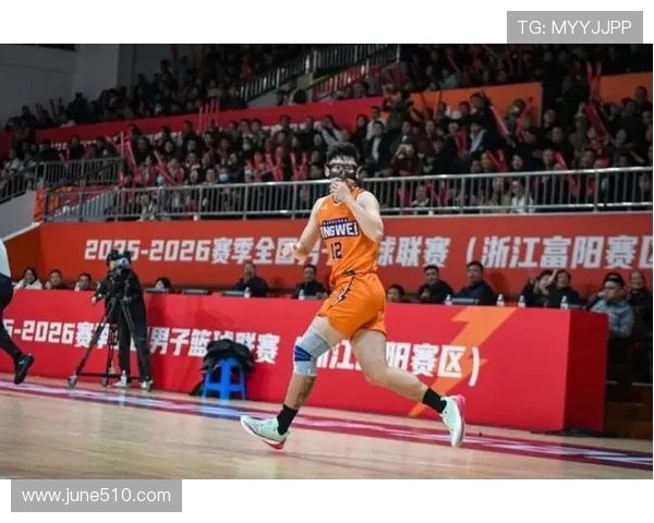 今天是球队颜值担当司坤的生日让我们共同祝福他生日快乐与他一起庆祝这特别的日子