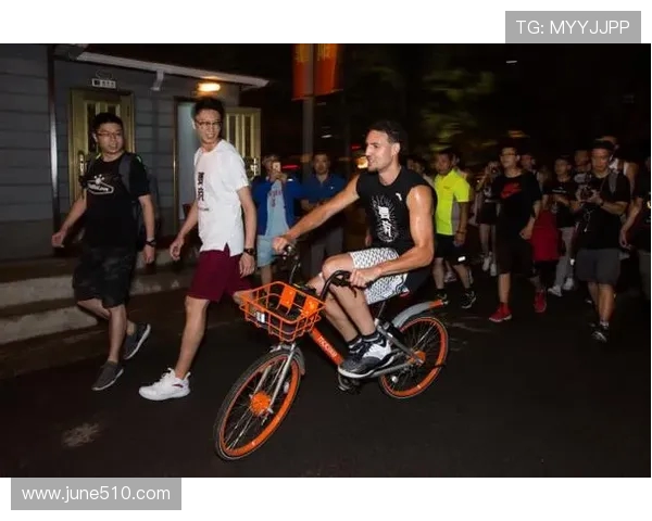 安踏首席创意官亲自招募库里加入团队的美好愿望